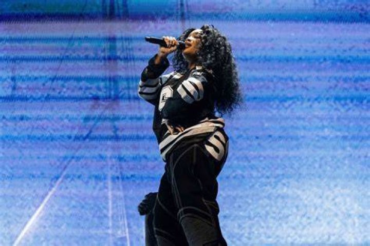 SZA's Dad Cries While Listening to 'Broken Clocks' • EBONY